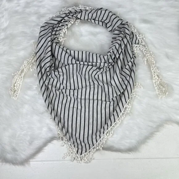 ⚓️ NWOT Oatmeal Black Striped Triangle Bandanna Scarf Lace Fringe Forever 21 OS - Picture 11 of 16